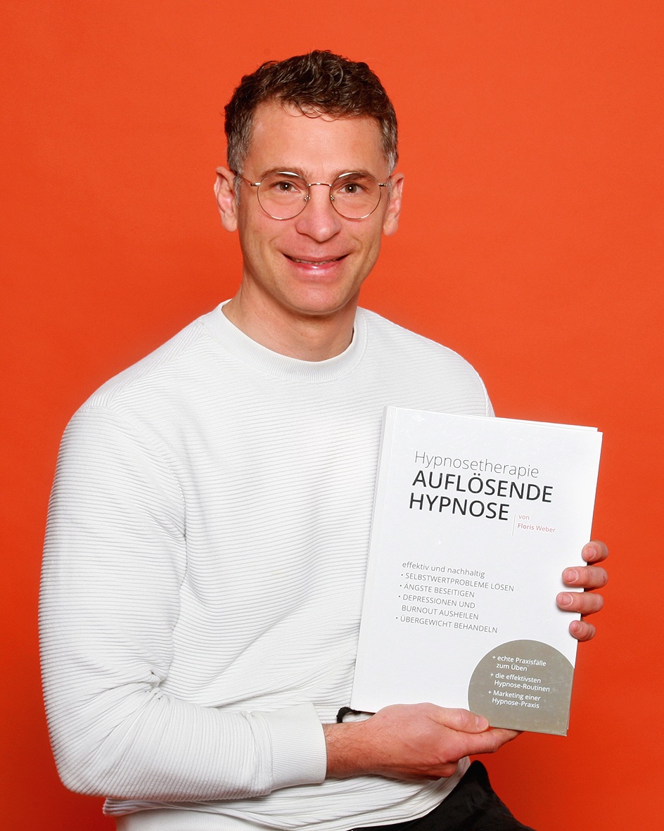 Floris Weber mit Buch Hypnosetherapie - Auflösende Hypnose